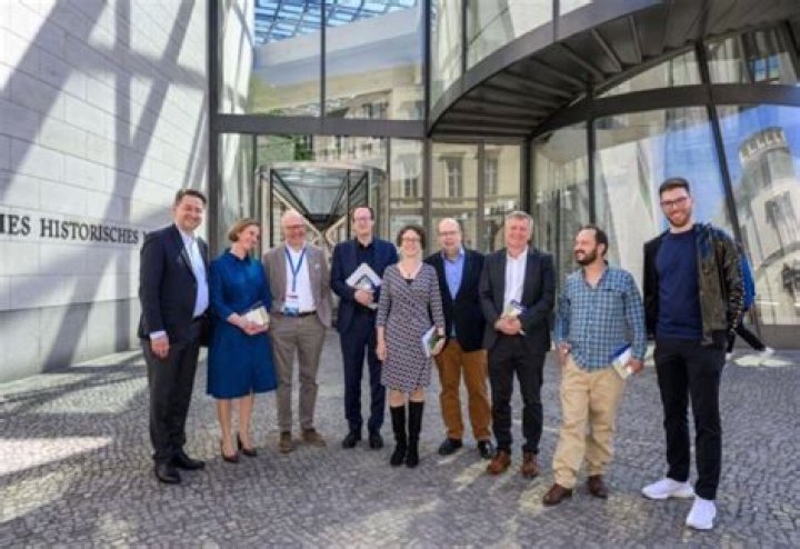 Georg Gauger: Renowned Glassblower And Artist