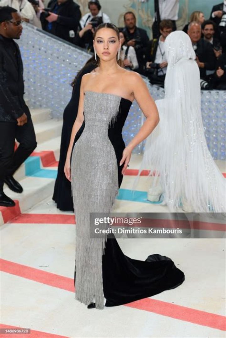 Unveiling The Enigma: Madeline Cline Poids